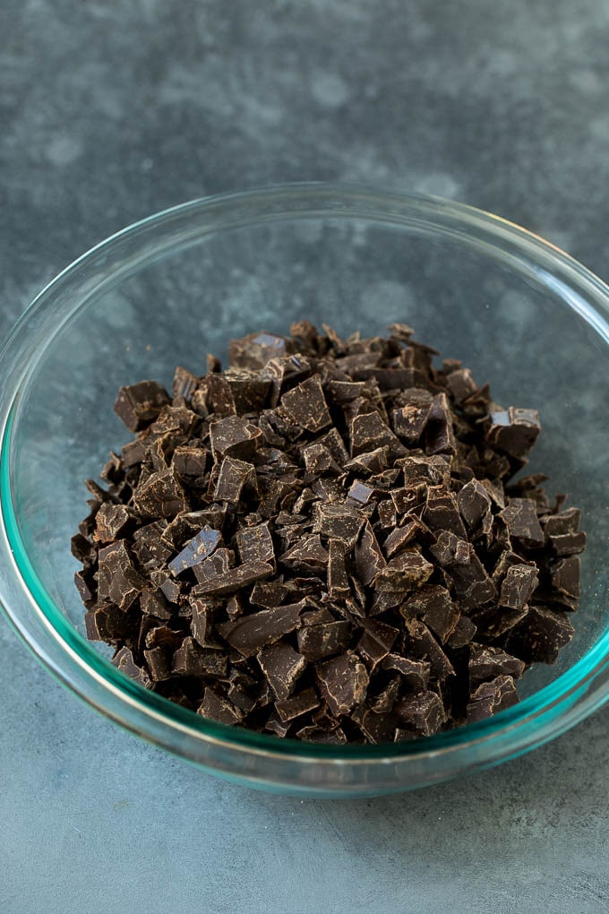 Chocolate picado en un bol.