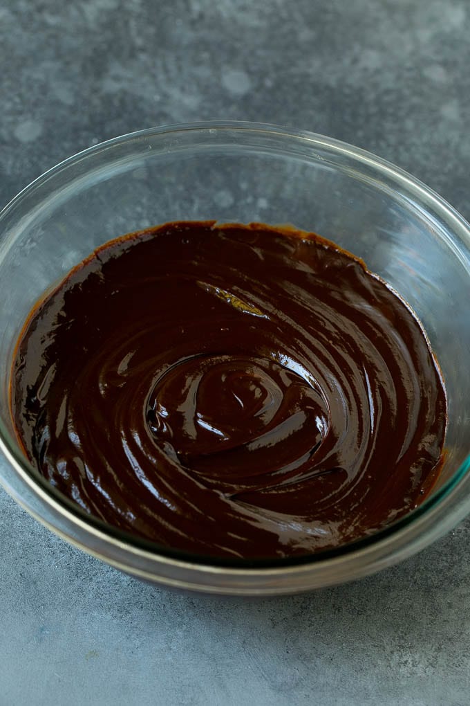 Ganache de chocolate semidulce en un bol.
