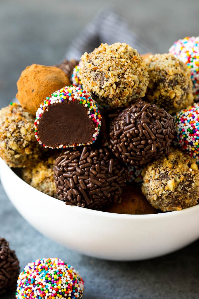 Un cuenco de trufas de chocolate recubiertas con una variedad de aderezos.