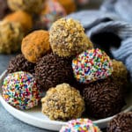Trufas de chocolate cubiertas de nueces, copos y cacao en polvo.