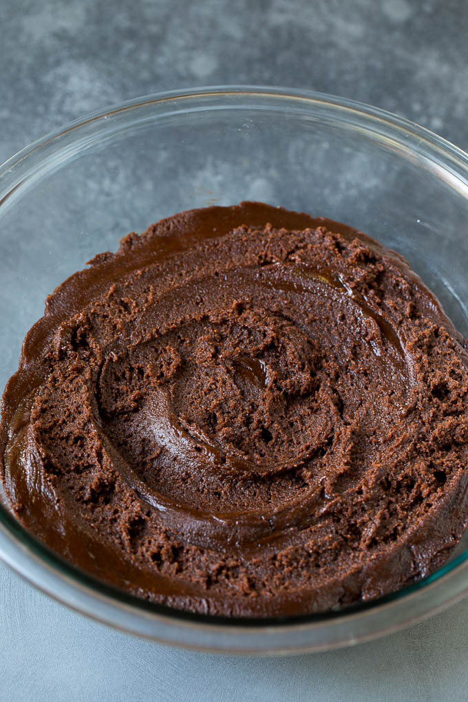 Un tazón de masa para galletas de chocolate.