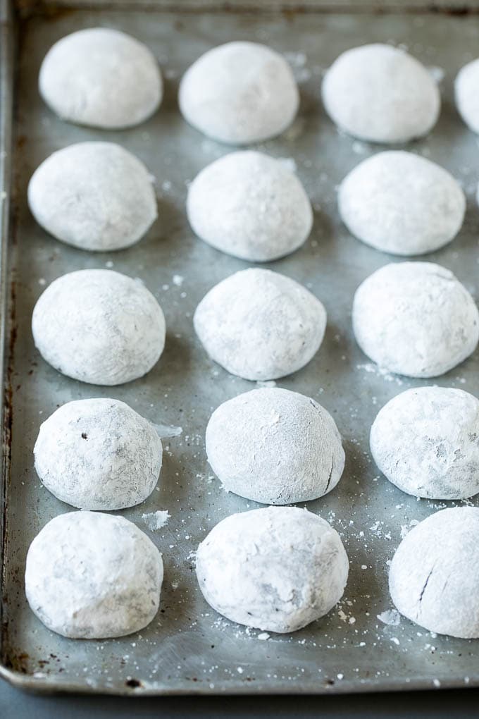Bolas de masa de galleta enrolladas en azúcar glas.