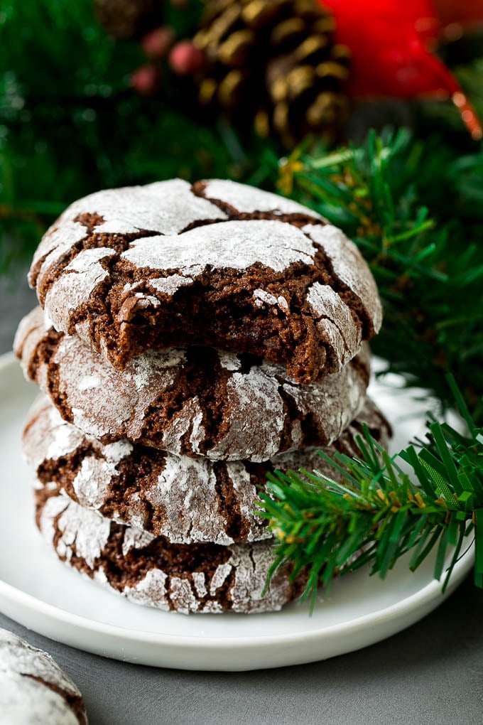 Una pila de galletas con chispas de chocolate arrugadas con un bocado de una.