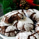 Un plato de galletas con chispas de chocolate arrugadas.