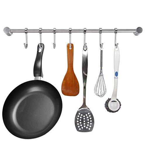 Cocina Con Sartenes Colgadas