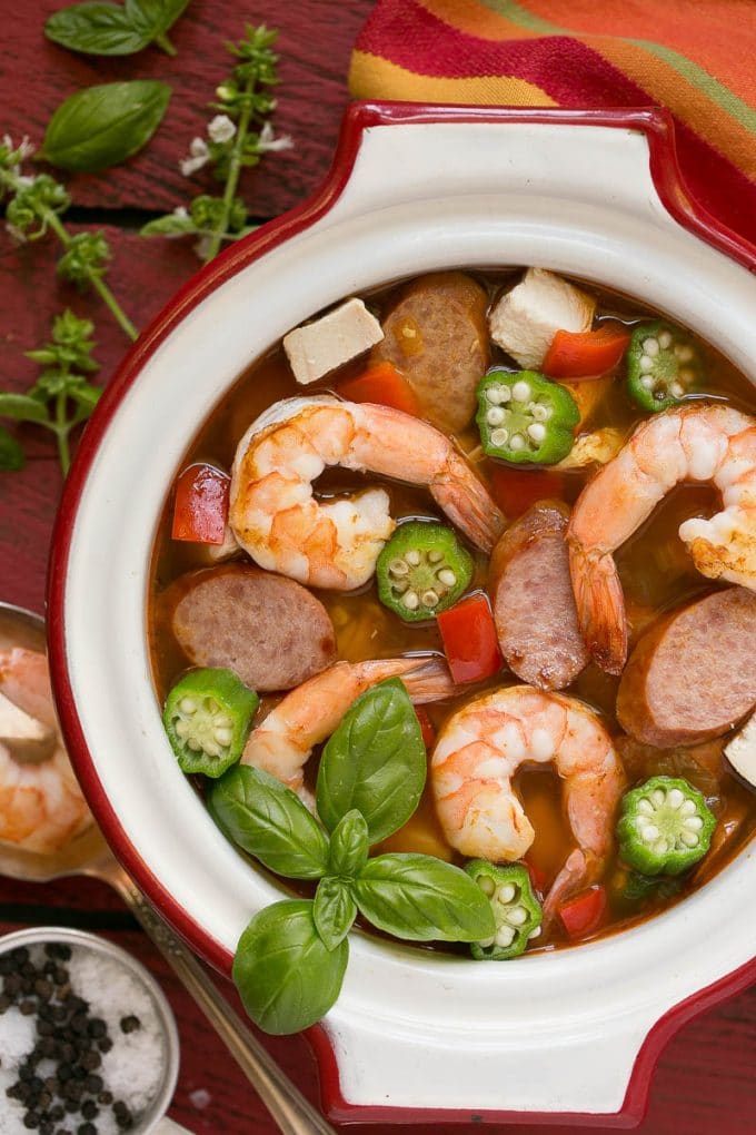 Gumbo de pollo y camarones en una olla