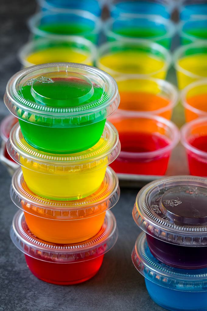 Una pila de shots de gelatina en una variedad de colores.