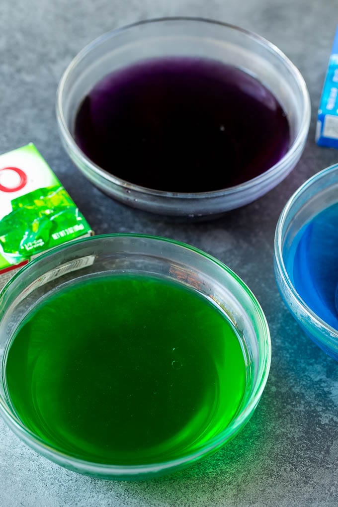 Cuencos de gelatina líquida de diferentes colores.