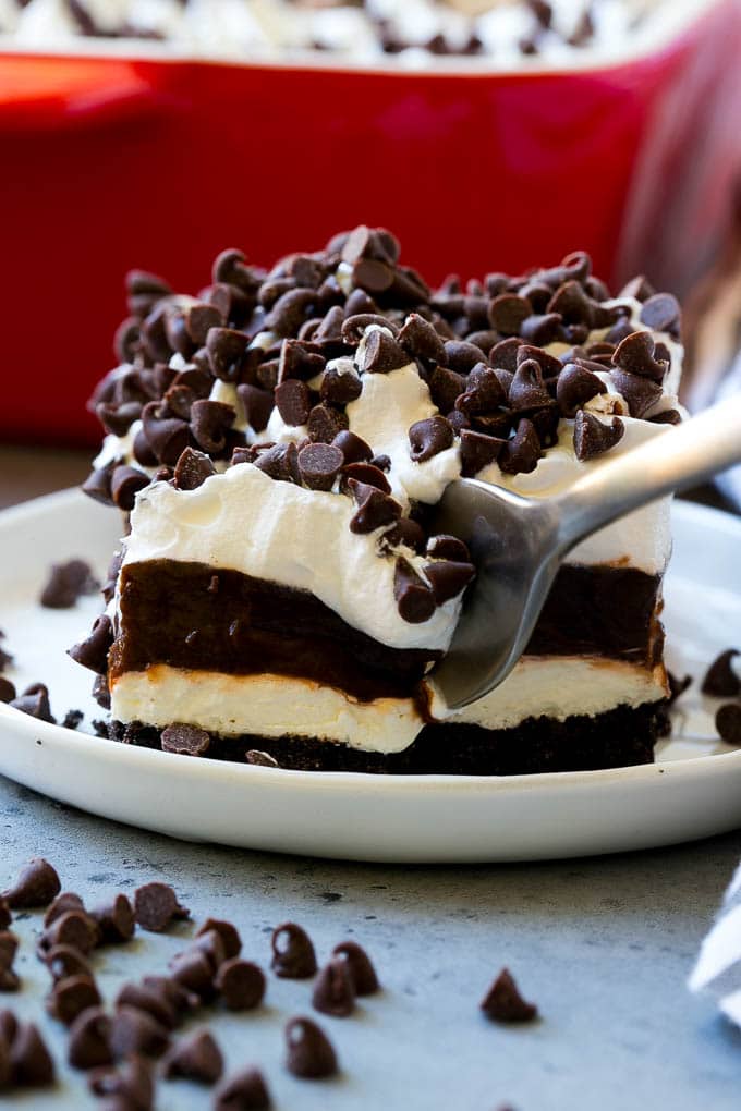 Una rebanada de lasaña de chocolate con un tenedor dentro.
