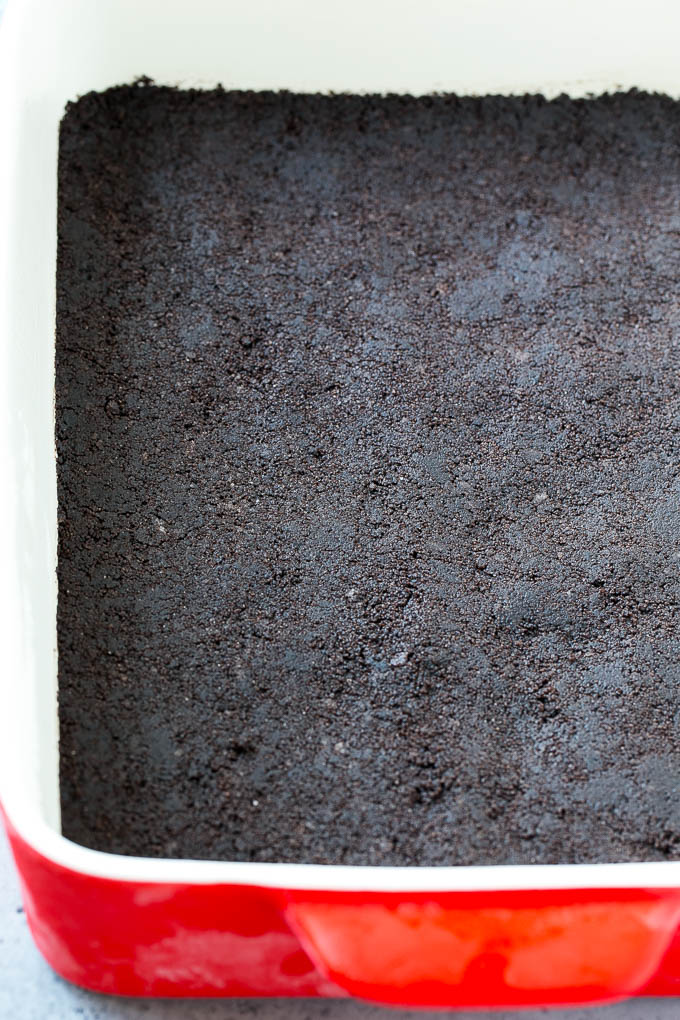 Corteza de galleta Oreo en una cacerola rectangular.