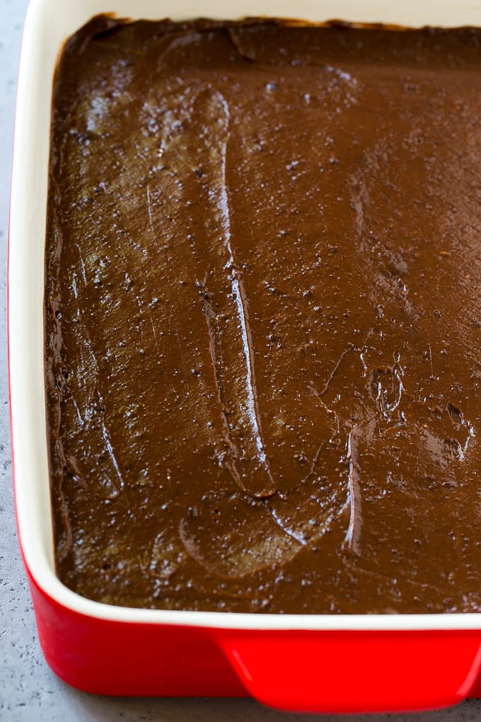 La capa de pudín de una lasaña de chocolate.