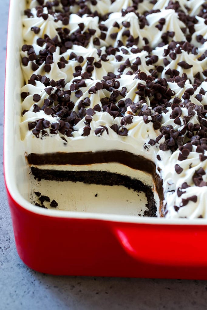 Un plato lleno de lasaña de chocolate sin una pieza.