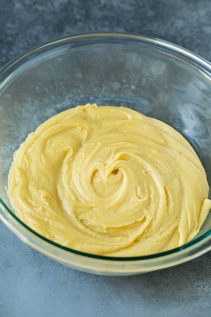 Masa de galleta de vainilla en un bol.