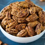Un cuenco lleno de nueces confitadas caseras.