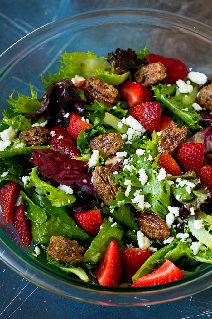 Receta de nueces confitadas | Nueces congeladas | Pacanas dulces #pacana #nueces # merienda # postre #dinneratthezoo Nueces confitadas en ensalada con fresas y queso feta.