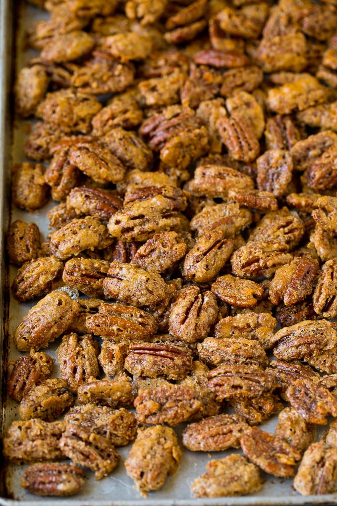 Receta de nueces confitadas | Nueces congeladas | Pacanas dulces #pacana #nueces # merienda # postre #dinneratthezoo Nueces glaseadas cocidas en una bandeja para hornear.