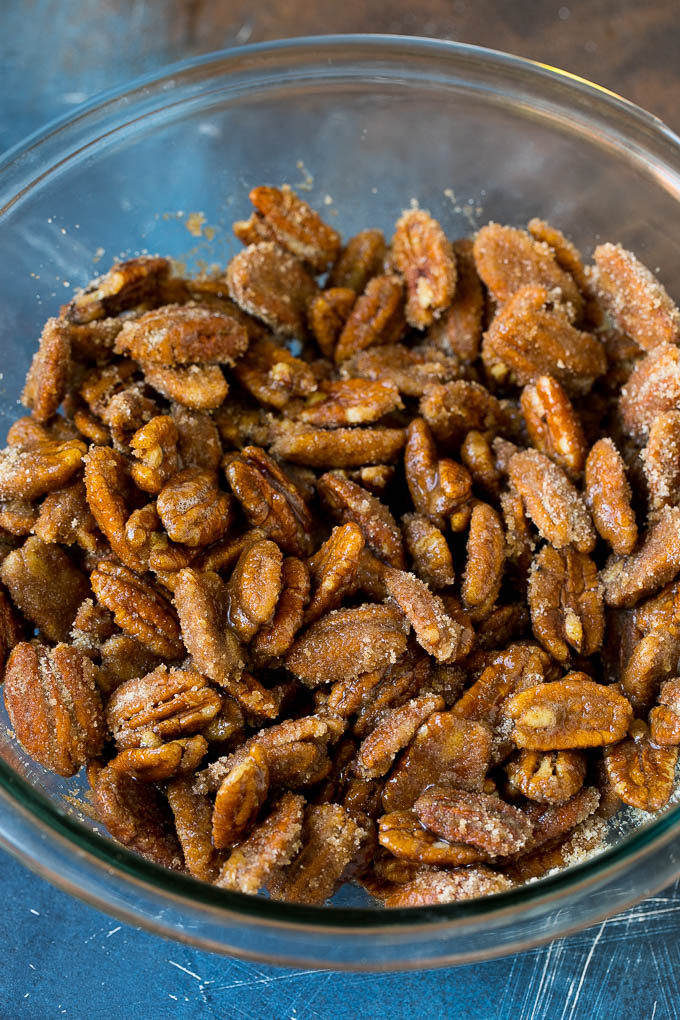 Receta de nueces confitadas | Nueces congeladas | Pacanas dulces #pacana #nueces # merienda # postre #dinneratthezoo Nueces pecanas rebozadas con clara de huevo y azúcar.