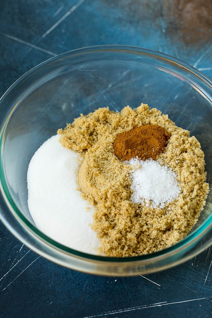 Receta de nueces confitadas | Nueces congeladas | Pacanas dulces #pacana #nueces # merienda # postre #dinneratthezoo Azúcar granulada, panela, canela y sal en un bol.