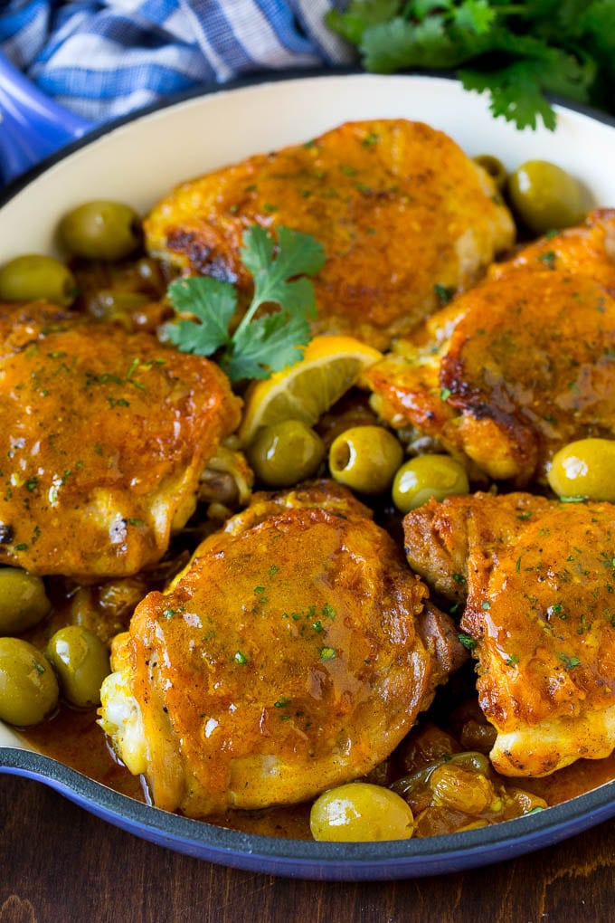 Pollo marroquí con aceitunas y pasas en una sartén.