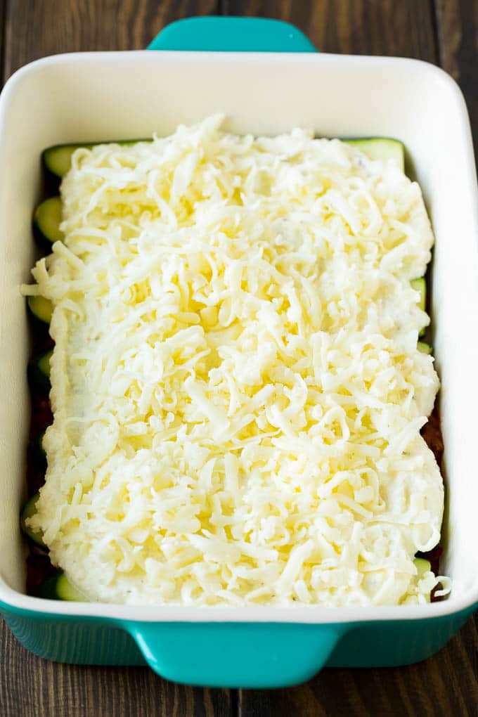 Capas de ricotta y mozzarella en una fuente para hornear.