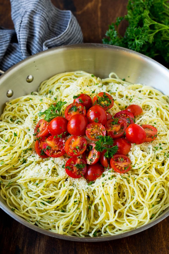 Pasta de cabello de ángel con ajo y hierbas
