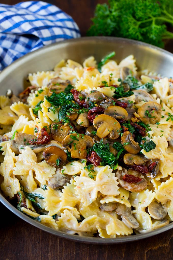 Farfalle con champiñones y espinacas
