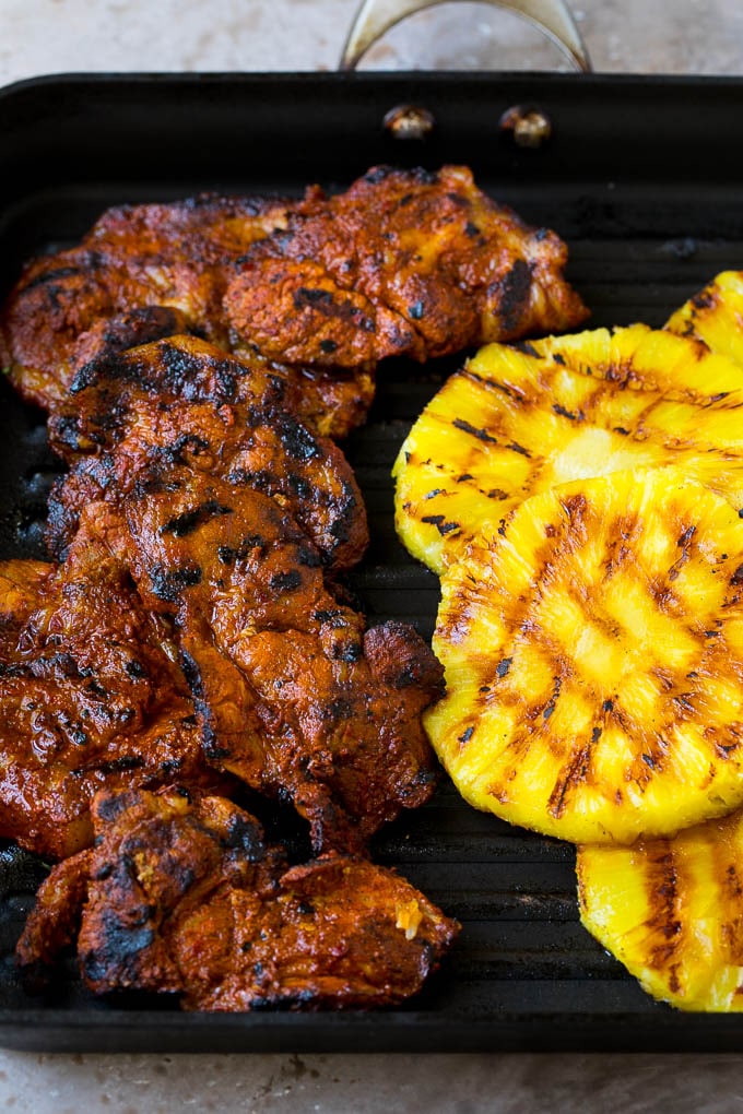Carne de cerdo y piña a la plancha en una sartén.