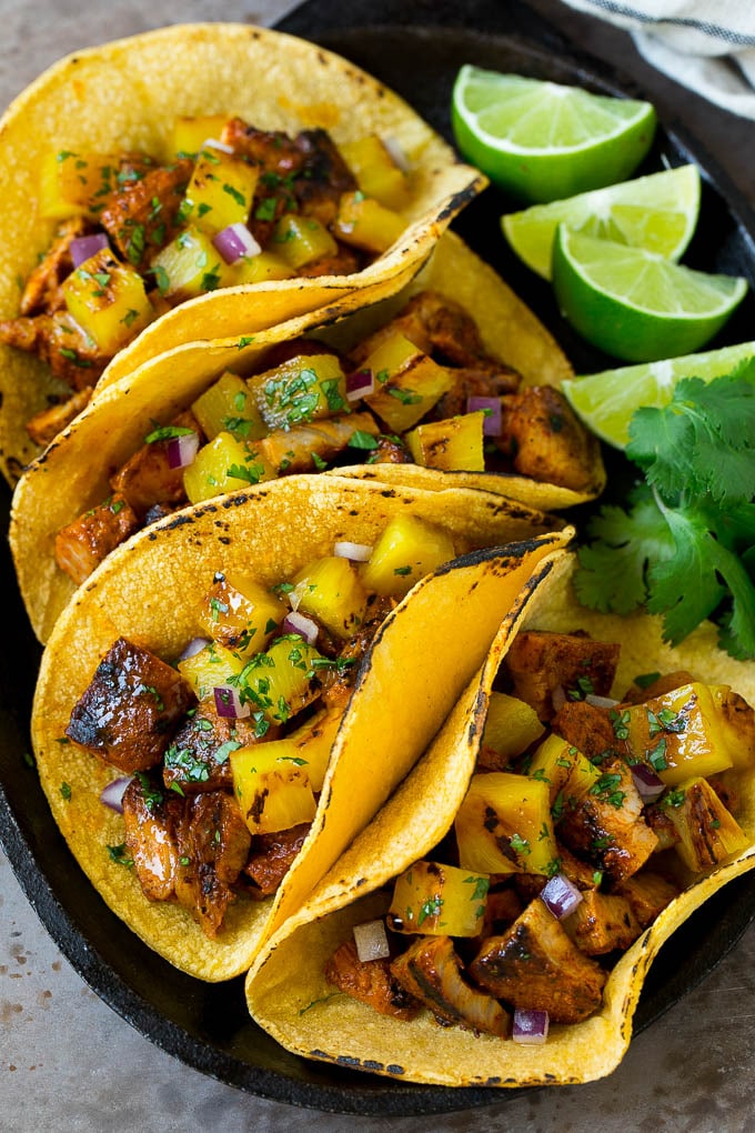 Tacos al pastor rellenos de puerco adobado y piña.