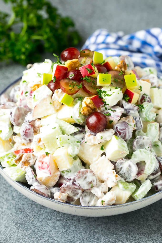Receta de ensalada Waldorf | Ensalada de manzana | Ensalada de frutas #ensalada #frutas #manzanas #uvas #lunch #Cazuelas online#glutenfree Un plato de ensalada Waldorf a base de frutas, frutos secos y apio, todo mezclado en una cremosa vinagreta.