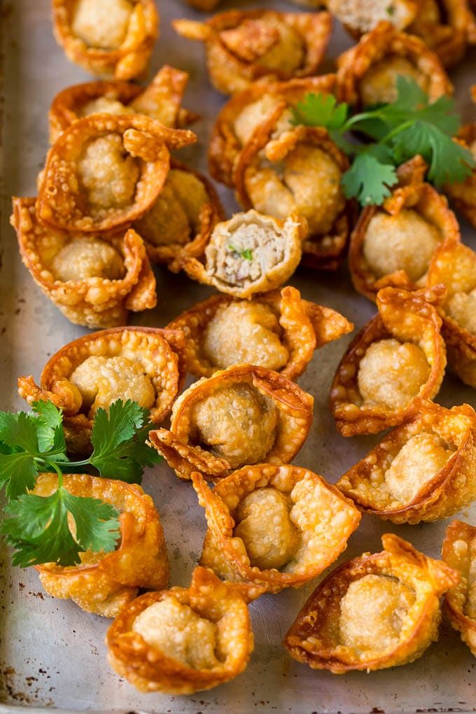 Albóndigas fritas en una bandeja para hornear, adornadas con cilantro.