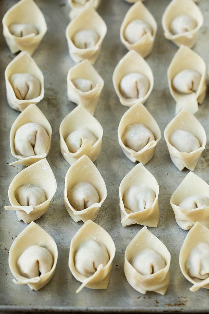 Los wontons se doblaron listos para entrar en la freidora.
