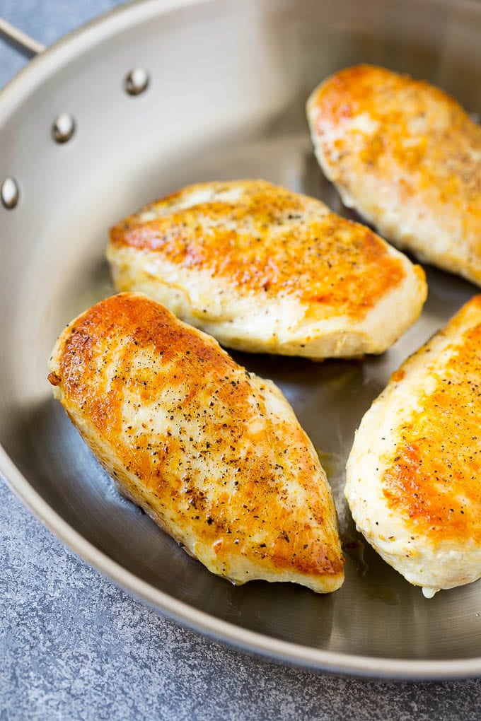 Pechugas de pollo salteadas en una sartén.