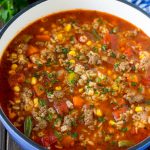 Un tarro de sopa de letras con carne picada y verduras.
