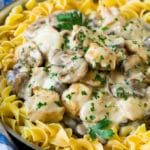 Stroganoff de pollo con champiñones, servido sobre pasta al huevo.