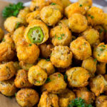 Un plato para servir de okra frito aderezado con perejil.