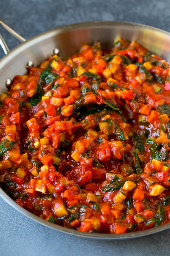 Salsa marinara aderezada con una variedad de verduras salteadas.