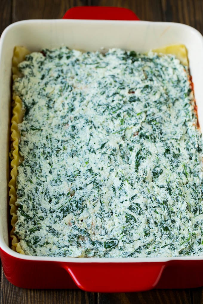 Receta de lasaña de espinacas | Lasaña vegetariana #lasaña #espinacas #queso #pasta #comida italiana # cena #dinneratthezoo Una mezcla de espinacas y queso untada sobre una capa de fideos cocidos.