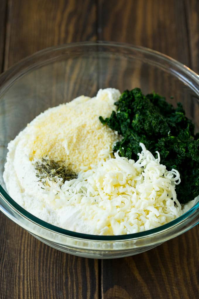 Receta de lasaña de espinacas | Lasaña vegetariana #lasaña #espinacas #queso #pasta #comida italiana # cena #dinneratthezoo Tres tipos de queso, coberturas y espinacas recién horneadas en un bol.