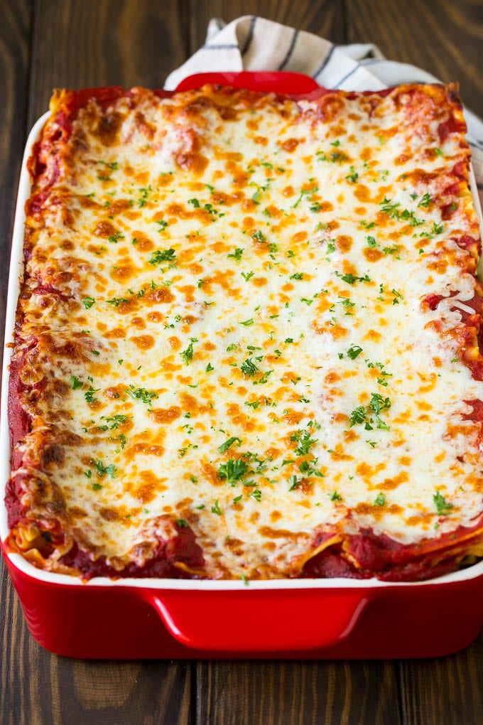 Receta de lasaña de espinacas | Lasaña vegetariana #lasaña #espinacas #queso #pasta #comida italiana # cena #dinneratthezoo Una lasaña horneada cubierta con queso derretido y perejil picado.