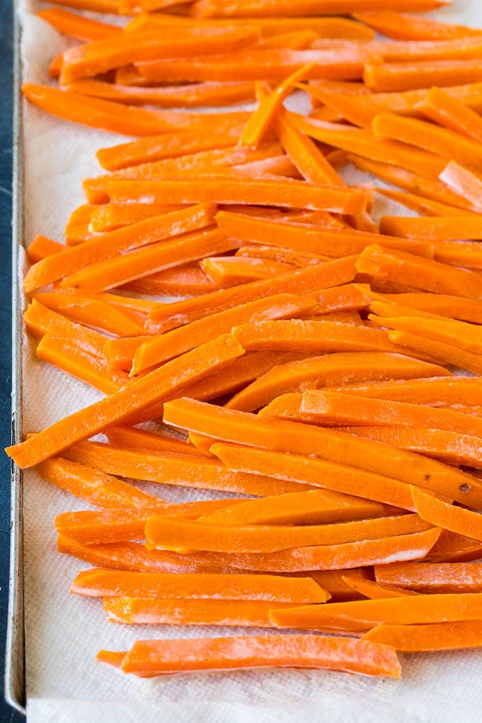 Trozos de camote cubiertos con una pasta de maicena.