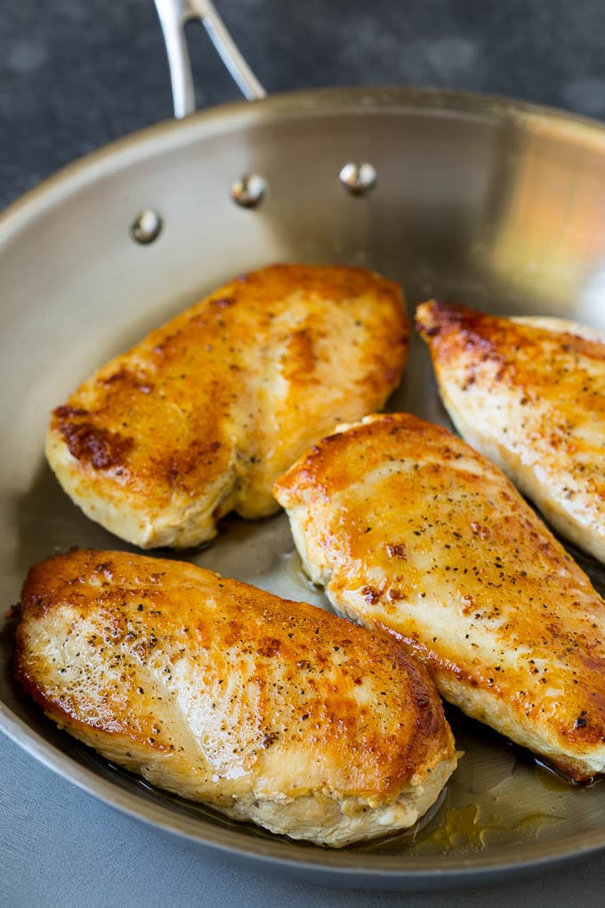 Pechugas de pollo salteadas en una sartén.
