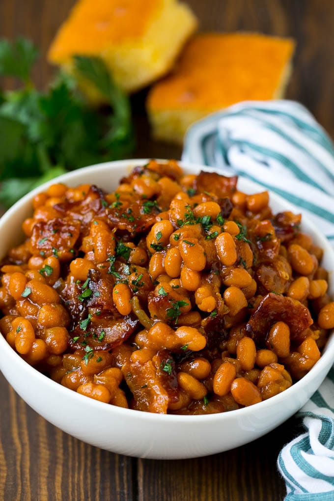 Un tazón de frijoles horneados con tocino y salsa de azúcar morena.