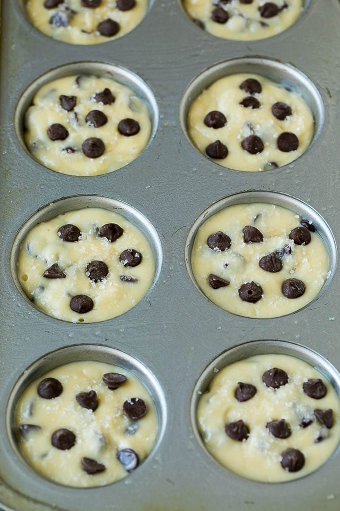 La masa de muffins de chocolate se vierte en moldes para muffins.