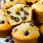 Una sección transversal de un muffin de chispas de chocolate cortado.