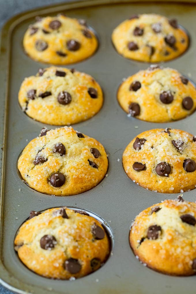 Muffins horneados en un molde para muffins.