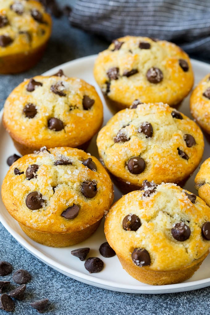Muffins de chispas de chocolate en un plato para servir.
