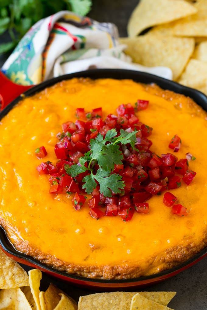 Salsa mexicana de frijoles y queso cubierta con queso derretido y pico de gallo.