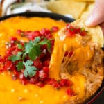 Una porción de tortilla crujiente con salsa de frijoles mexicanos.