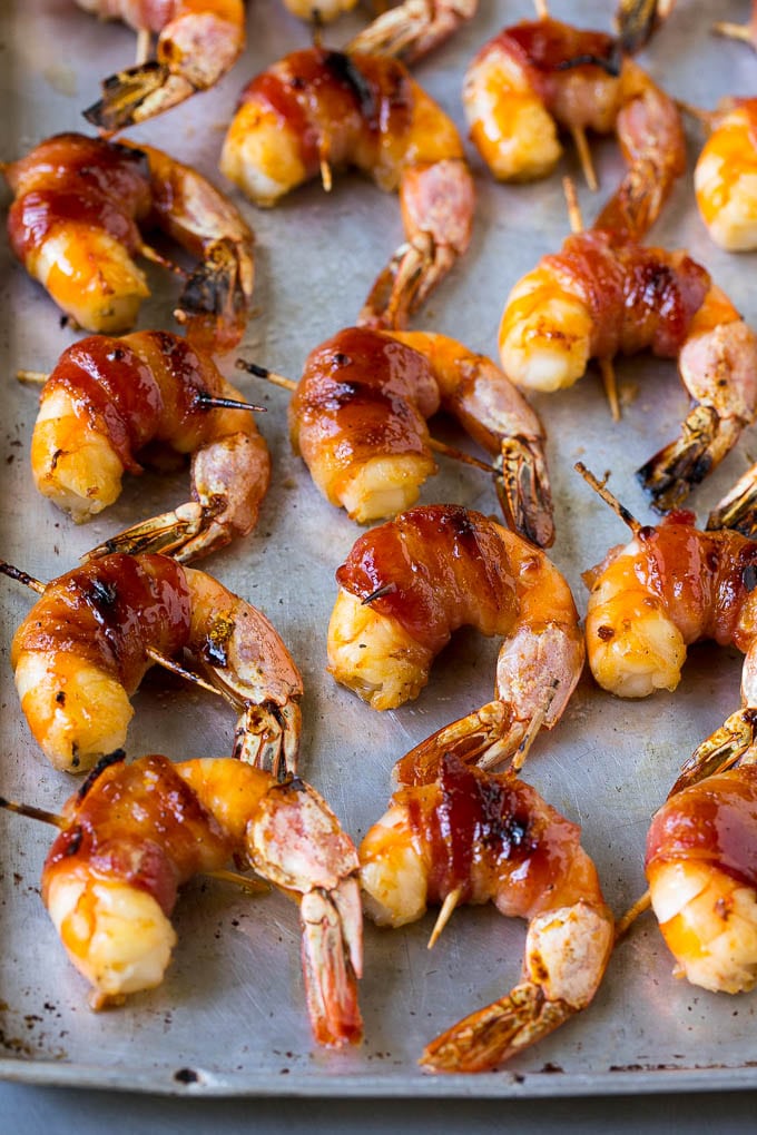 Camarones asados ​​con un trozo de tocino alrededor de cada uno.