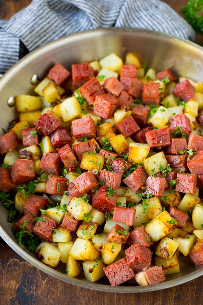 Receta de hash de carne en lata #hash #cornedbeef #stpatricksday #desayunos #brunch #papas #dinneratthezoo Carne de res molida en lata con patatas, cebollas y hierbas frescas.